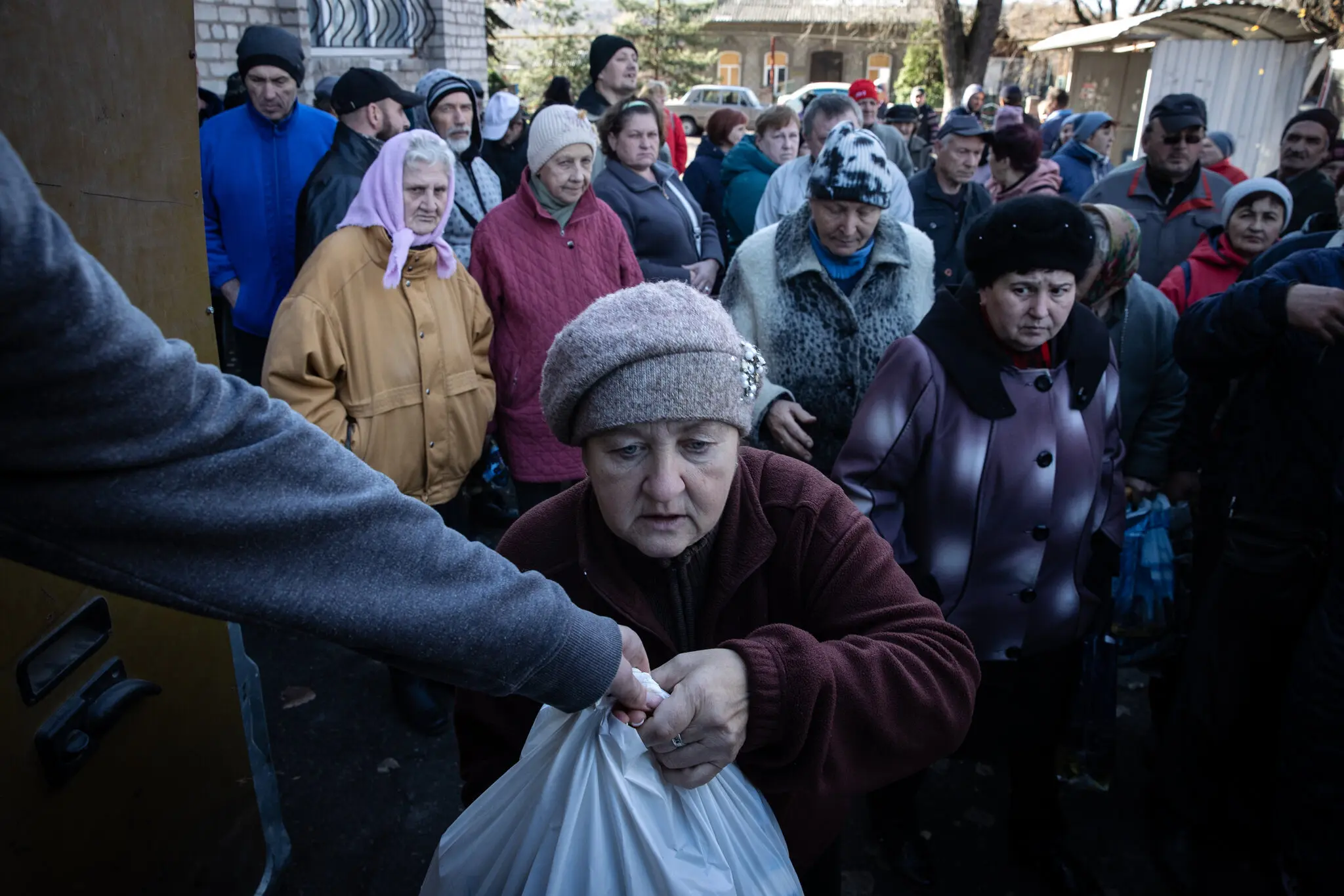 Мешканці України отримують пожертви з їжі та медикаментів у прифронтовому місті Ніу-Йорк, Донецька область на сході України, 7 листопада.